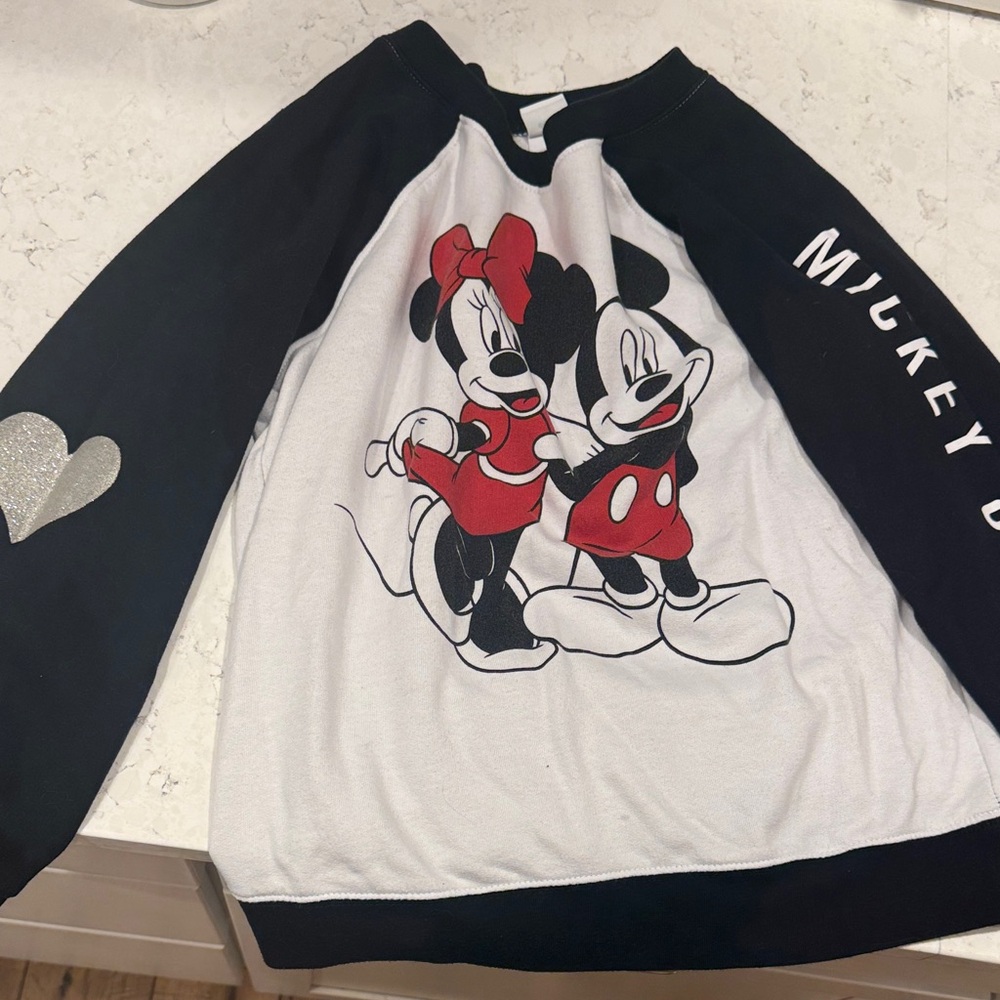 Disney: Mickey and Minnie Mouse Sweatshirt
